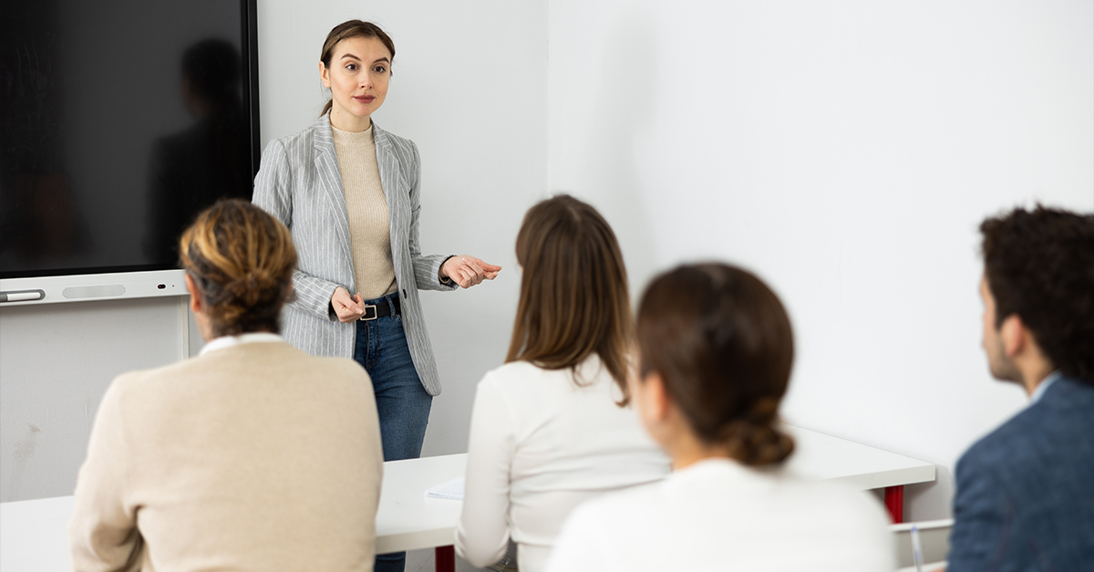 Équipe internationale participant à une formation linguistique en entreprise