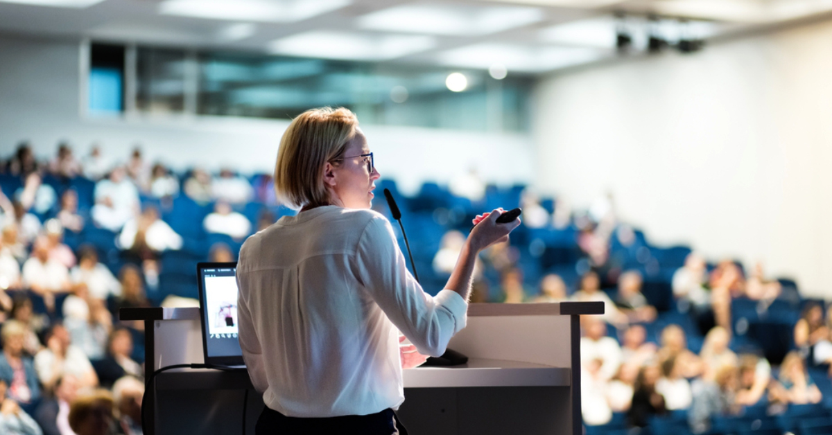 Comment préparer une présentation pour une conférence internationale : 4 conseils linguistiques
